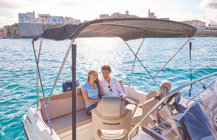 Pareja fondeando en lancha quicksilver 605 open.