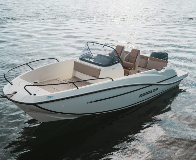 Alquiler de barcos en Marina Portblanc, Calpe con embarcaciones Quicksilver 605 Open de 6 metros aptas para titulin o licencia basica