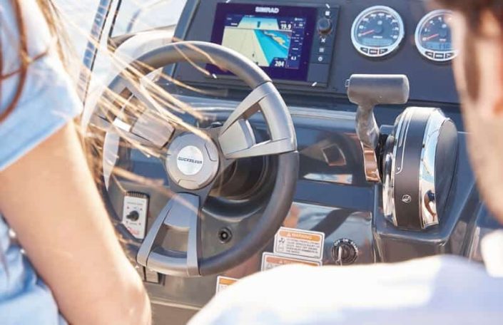 Zoom puesto de mando quicksilver 605 open. Se observan instrumentos, rueda, GPS, sonda.