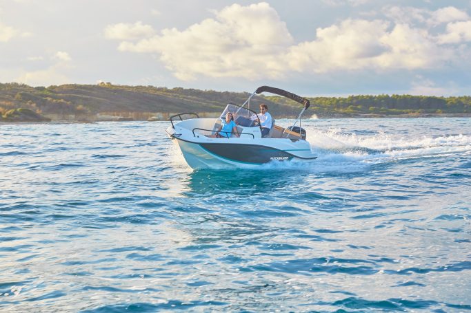 Pareja navegando en barco quicksilver 605 open.